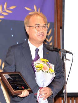순천향대 김재필 교학부총장이  ‘교육특성화 우수대학’ 수상 후 소감을 발표하고 있다.