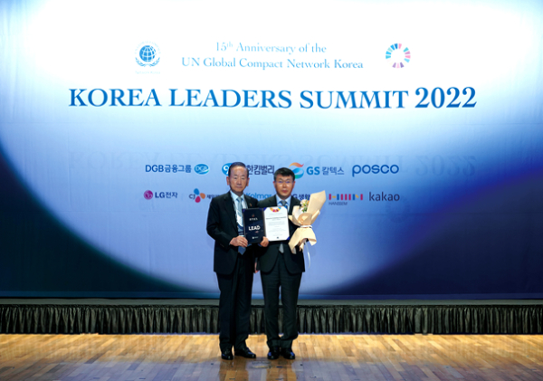 진수남 경영전략본부장(오른쪽), 유엔글로벌콤팩트한국협회 이동건 회장(왼쪽)과 위촉 행사 후 기념촬영