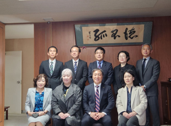 지난 29일 배재대 김선재 총장(사진 앞줄 왼쪽 세 번째)이 나가사키단기대학을 방문해 아베 에미코 학장, 가와하라 유카리 부학장 등 대학 관계자들과 기념사진을 촬영