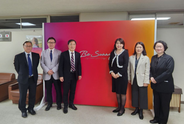 지난 29일 배재대 김선재 총장(사진 왼쪽 세 번째) 사가여자단기대학을 방문해 우치다 노부코 이사장, 이마무라 마사하루 학장, 나가사와 마사하루 부학장 등 대학 관계자들과 접견 후 기념사진