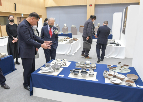 제2회 ‘철화분청사기 산업이 되다’ 공모전 수상작 전시회를 둘러보고 있는 최원철 시장