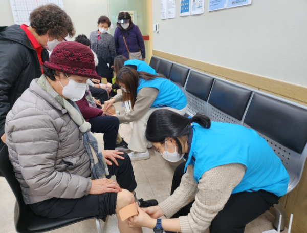 물리치료학과 봉사단 ‘피온’, 노인 대상 봉사활동 진행 모습