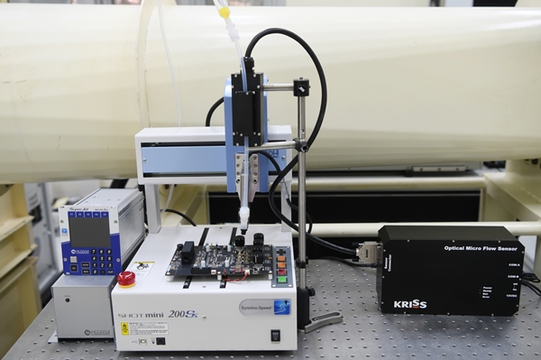 에폭시 디스펜서에 연결한 비접촉식 유량측정센서