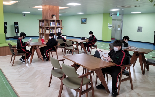 숨 공간에서 다양한 책 읽는 학생들