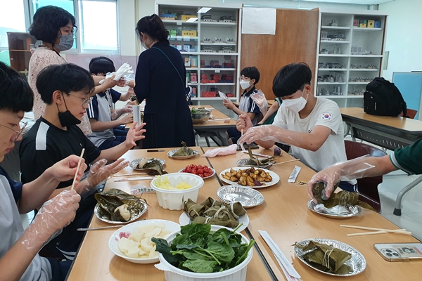 음식 가리지 않기 일환으로 세계 음식 맛보기 체험