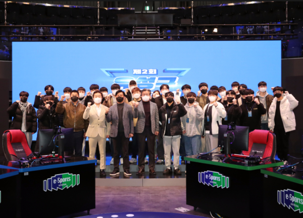 지난 3일 대전 드림 아레나에서 제2회 유성구 e스포츠대회가 열린 가운데 정용래 유성구청장이 대회에 참가한 선수들과 기념촬영