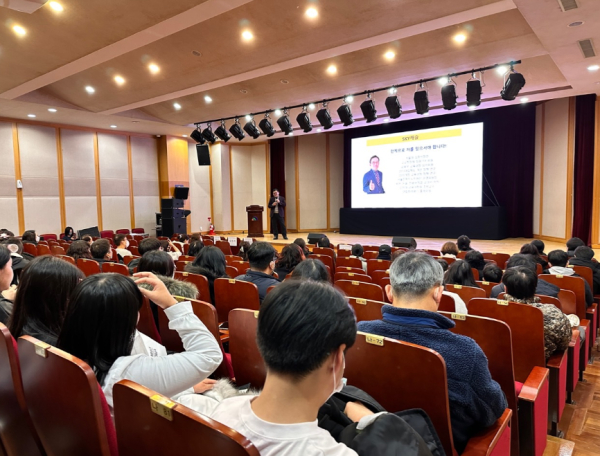 입시전문가 진동섭 강사, 효과적인 공부법과 생생한 입시정보 전달 특강 모습