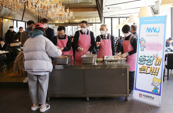 이희학 총장이 기말고사를 앞두고 학생들에게 간식 등 제공 모습