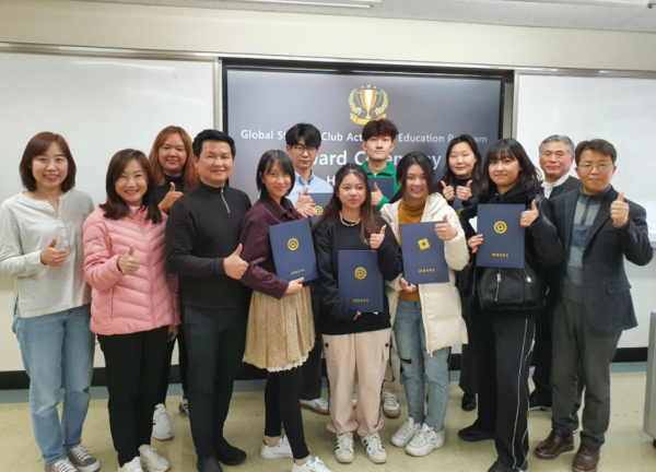 한밭대학교와 태국 마히돌대학교의 ‘2022학년도 글로벌 기업가정신 공동교육과정’에 참여한 학생들이 수료증을 받고 교수진과 함께 기념촬영