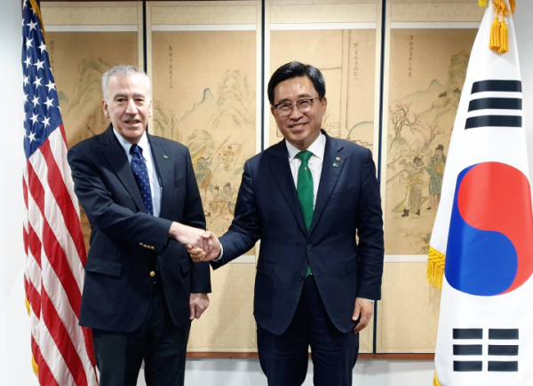 간담회 사진 * 한국농수산식품유통공사 김춘진 사장(우측), 필립 골드버그 주한 미국 대사(좌측)