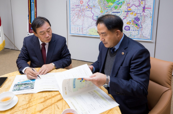 최민호 세종특별자치시장(왼쪽부터)과 상병헌 세종특별자치시의회 의장이 지난 5일 시장 집무실에서 만나 ‘2027 하계세계대학경기대회’ 준비를 위한 논의를 갖고 있다