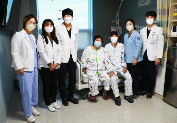 왼쪽부터 외과 김송이 교수, 신장내과 김해리 교수, 비뇨의학과 박종목 교수, 신장이식 환자 부부, 심나라 코디네이터, 신장내과 전재완 교수