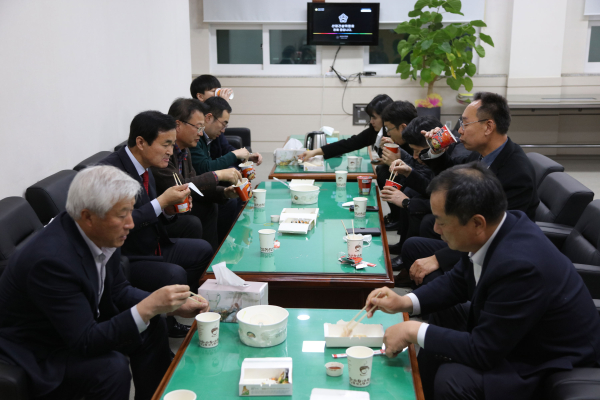 서산시의회 산업건설위원회, 컵라면 회의