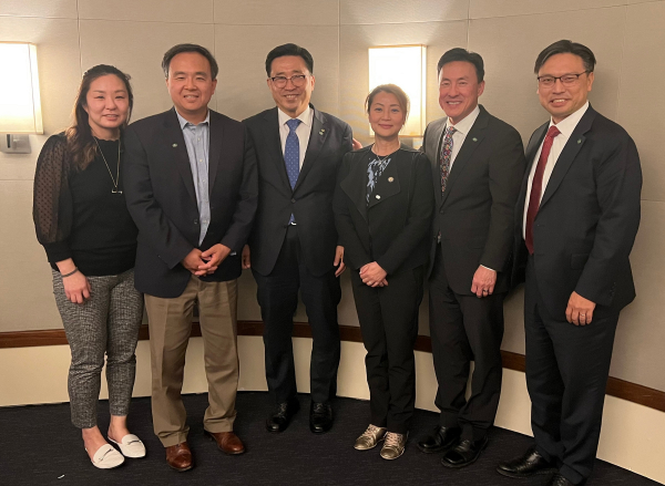 간담회 사진 * 한국농수산식품유통공사 김춘진 사장(좌측3번째), 마크 장 메릴랜드주 하원의원(좌측2번째), 엘렌 뉴저지주 하원의원(우측 3번째), 마크 킴 상무부 국제무역관리국 산하 여행-관광 사무소장(우측2번째), 아브라함 김 미주한인위원회 회장(우측1번째), 아이린강 전 아니타본즈 워싱턴D.C의원 수석보좌관(좌측1번째)