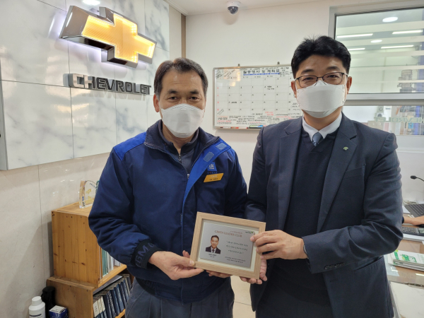 김응수 후원자(좌), 초록우산 어린이재단 대전지역본부 최승인 본부장(우)