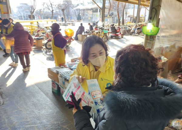 코로나19 재유행 대비 동절기 추가접종 독려 캠페인 모습