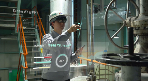 증강현실 장비를 착용하고 발전소 현장을 점검하는 모습