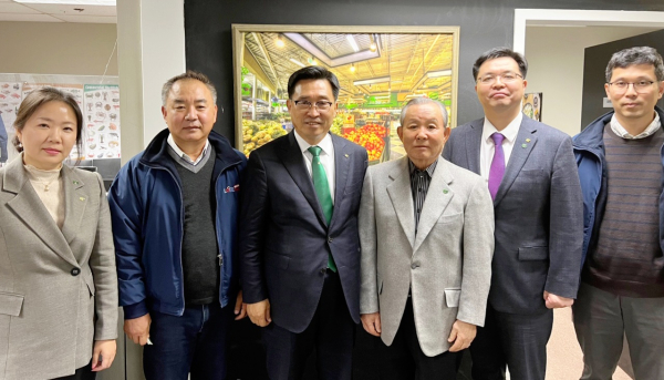 승원유통 본사 방문  한국농수산식품유통공사 김춘진 사장(좌측 3번째), 승원유통 이승길 회장(우측 3번째)
