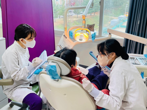 어르신 구강 관리를 해주고 있는 치위생학과 학생들/선문대 제공