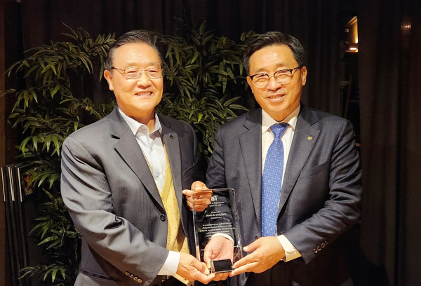 감사패 전달식 현장 사진 * 한국농수산식품유통공사 김춘진 사장(우측), 스티븐 최(Steven S. Choi, 최석호) 전 하원의원(좌측)