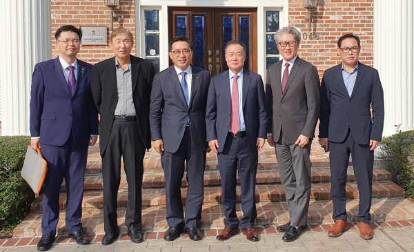 주휴스턴대한민국총영사관 간담회 현장 사진 * 한국농수산식품유통공사 김춘진 사장(좌측 3번째), 안명수 휴스턴총영사(우측 3번째), 강문선 휴스턴 한인상공회의소 회장(우측 1번째), 최치시 박사(전 재미한인의사협회 회장)(좌측 2번째), 백기준 휴스턴대학교 교수(우측 2번째)