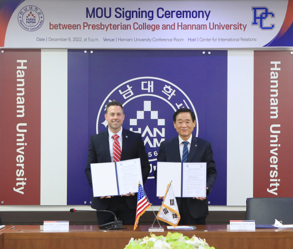 미국 프레스비테리안 컬리지 메튜 반덴버그(사진 왼쪽) 총장과 한남대 이광섭 총장(사진 오른쪽)이 협약서를 교환했다.
