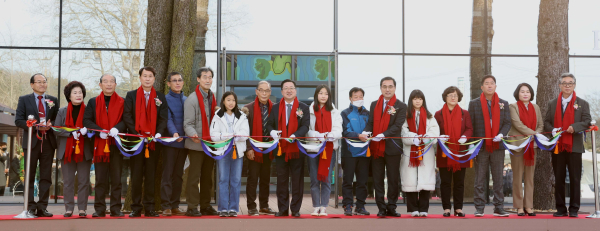 효평마루 개소식에 참석한 내빈들이 기념 테이프 커팅을 하고 있다.