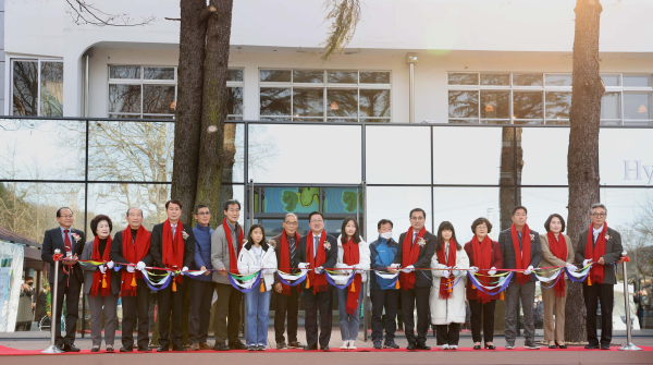 효평마루 개소식에 참석한 내빈들이 기념 테이프 커팅을 하고 있다.
