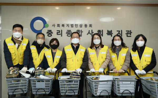 9일, 이경열 청장이 직접 도시락을 배달하며 봉사활동에 힘을 보탰다