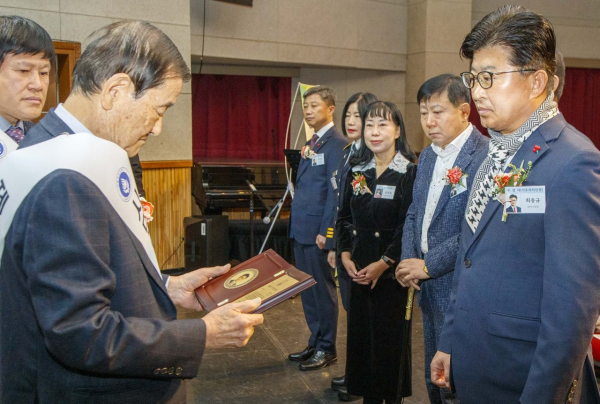 최충규 대덕구청장, 대한민국 시민인권상 수상 모습