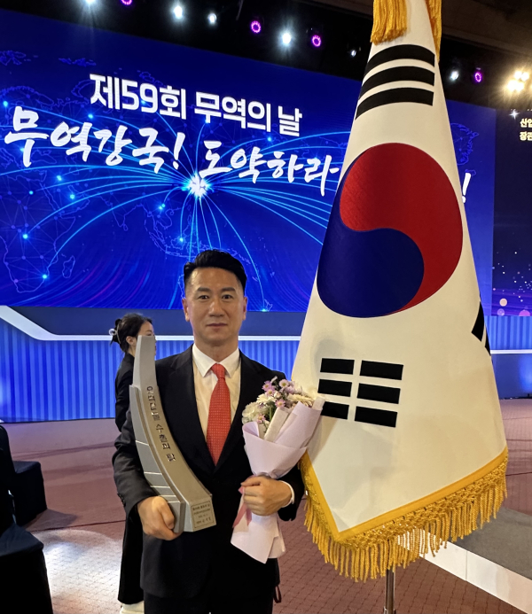 ㈜라이언프로젝트 김정희 대표,1인 법인으로 ‘500만 불 수출탑’ 수상 모습