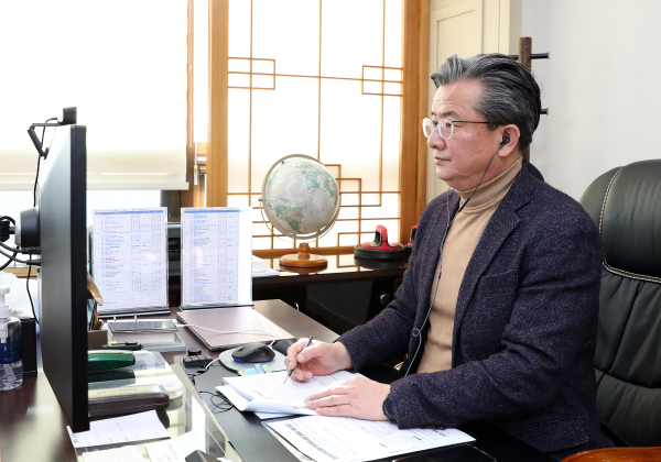 12일 정용래 유성구청장이 전국 원전 인근지역 동맹 정례회 영상회의에 참여하고 있다