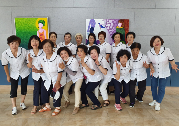 교복 입고 기념촬영을 한 행복교실 학생들.