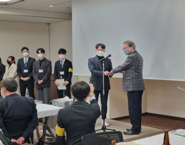 ‘33rd ISChE’에서 우수구두발표상을 수상하고 있는 김동현 학생