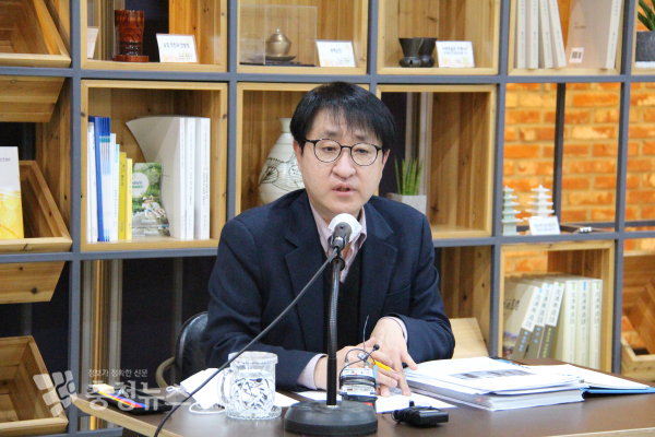 오수근 운영지원과장은 13일 오후 도청 프레스룸에서 기자회견을 갖고 청사 보안과 방역 등 안전 강화를 위해 내년부터 출입관리시스템을 운영한다고 밝혔다/사진 권상재 기자