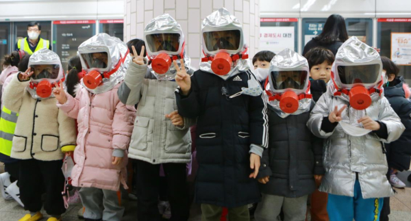 대전교통공사 안전체험열차 행사에 참여한 어린이들이 판암역에서 화재대피 마스크를 착용하고 있다.