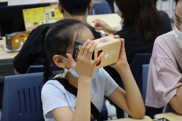 선문대 SW AI 가치확산 교육에서 한 초등학교 학생이 간이 키트로 VR 체험을 하고 있다