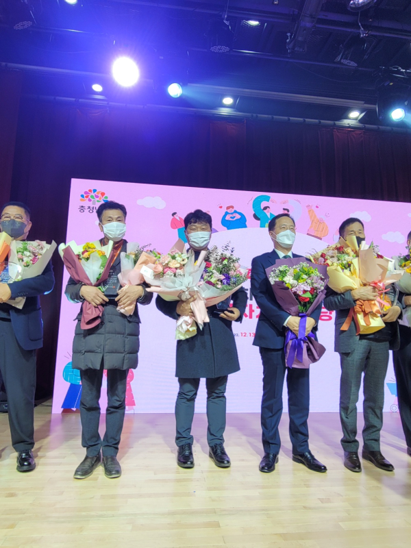 왼쪽 3번째 지인성 회장