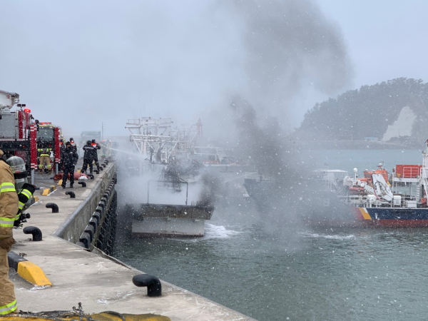 태안군 근흥면 신진항에 정박중인 선박에서 화재가 발생했다.