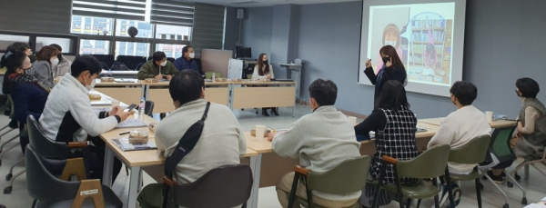 14일 학부모지원센터에서 2022학년도 학교폭력 예방 현장지원단 컨설팅‧연수 평가회가 진행되고 있다.