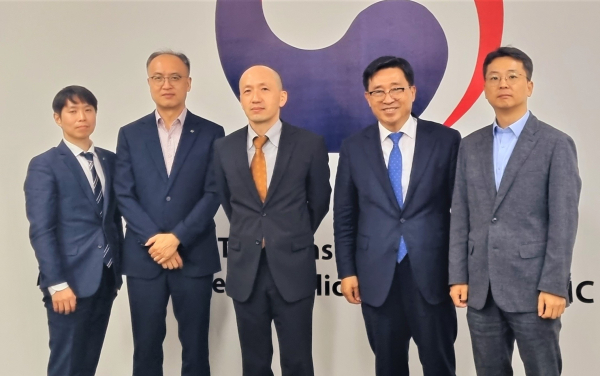 주호치민대한민국총영사 간담회 현장 사진 * 한국농수산식품유통공사 김춘진 사장(우측2번째), 강명일 주호치민대한민국총영사(좌측3번째)