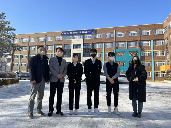 왼쪽부터 허경열(드론지형정보과 지도교사), 박인규(학교장), 김하늘(대전시청), 김동하(대전시청), 오정훈(대전광역시교육청), 박누리