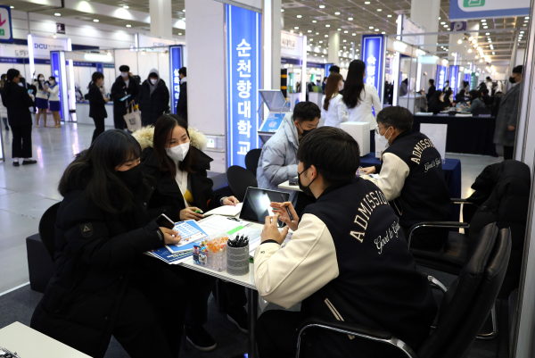 2023학년도 정시 대학입학정보박람회에서 순천향대 입학사정관이 정시모집 전형에 대한 맞춤형 상담을 제공하고 있다.