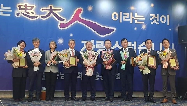 (왼쪽부터) 이신숙 세종충남대병원 간호부장, 김성수 세종시 감사위원장,홍선희 대전예술의전당 관장,윤상운 NH농협카드 사장, 강도묵 충남대 총동창회장,박희성 계룡건설산업 부사장,김세용 하나은행 충청영업그룹 충남북 지역대표,박희조 대전 동구청장, 양민오 KBS대전 보도국장.