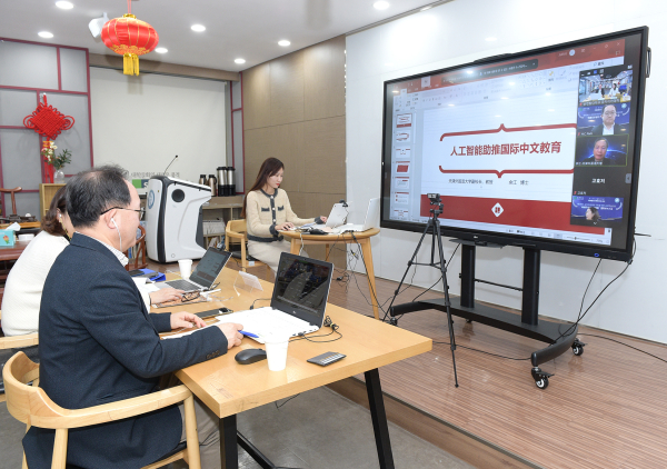 순천향대 공자아카데미 박형춘 원장과 조화(赵华) 부원장이 온라인으로 개최된 ‘2022년 메타버스 공자아카데미 구축을 위한 국제학술대회’에서 천진외국어대 위장(余江) 부총장의 기조 강연을 듣고 있다.