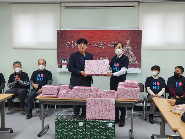 지난 15일 아동보육시설인 천양원을 방문해 오용준 총장(오른쪽)이 이재훈 원장에게 어린이들을 위한 크리스마스 선물을 전달했다.