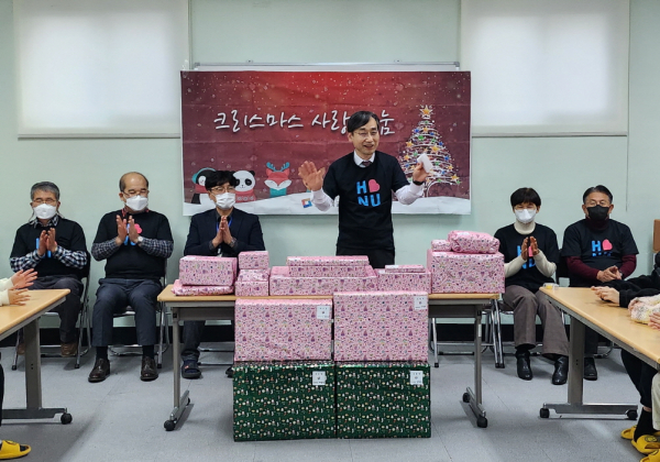 지난 15일 크리스마스 사랑 나눔 활동으로 아동보육시설인 천양원을 방문해 오용준 총장이 어린이들에게 인사하고 있다.