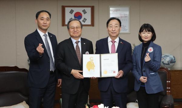 설동호 대전광역시교육감, 적십자 특별회비 전달식 모습