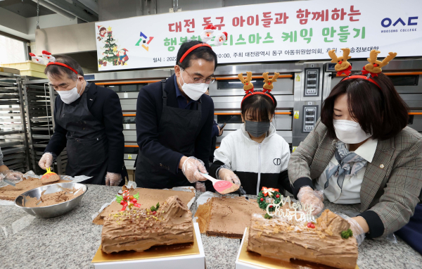 박희조 동구청장과 아동들이 함께 케이크를 만들고 있다