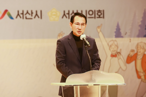 이완섭 서산시장이 19일 서산시 문화회관에서 열린 2022년 아르신아카데미 수료식에 참가해 격려사를 하고 있다
